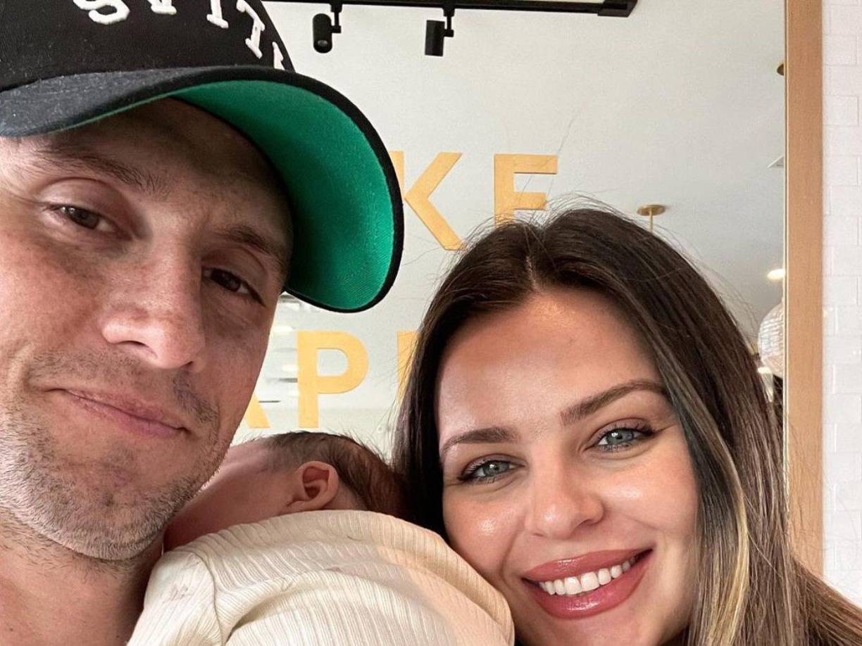 Fruto de su amor con su esposa, Esteban Espíndola se convirtió en padre de familia por primera vez.