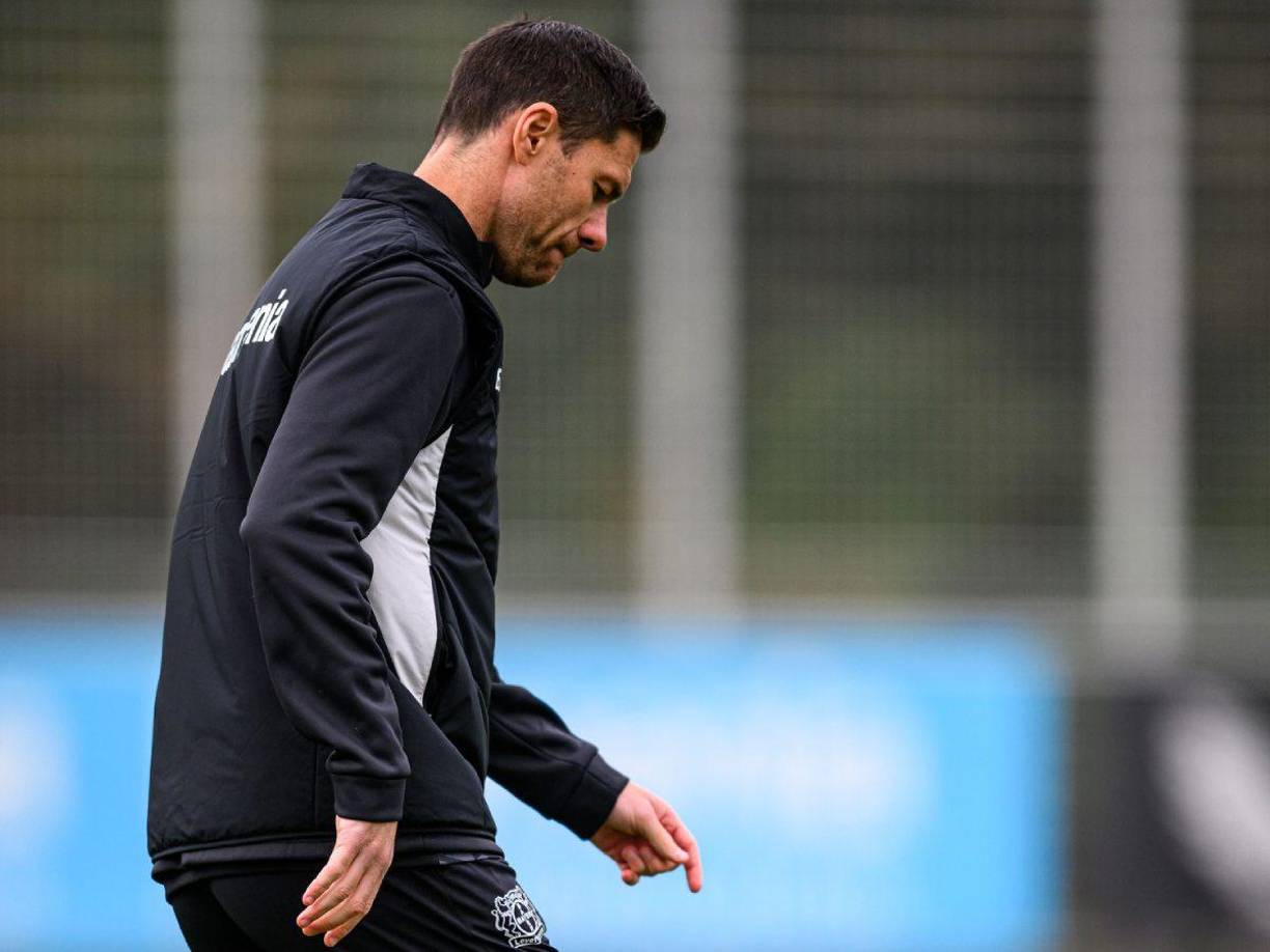 “Florentino ya ha dado órdenes para que el Madrid comience a avanzar la llegada de Xabi Alonso para el próximo curso porque tiene claro que ciclo de Carlo Ancelotti podría estar agotado”, señala el diario Sport. 