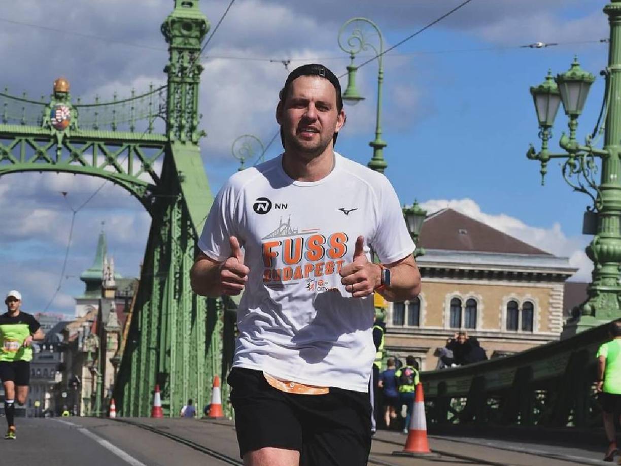Antes de finalizar el partido, se conoció que Ádám Szalai se encuentra “estable y consciente” en un hospital de Ámsterdam tras desplomarse en el banquillo durante el choque que disputaron su selección ante los Países Bajos, según informó a través de un comunicado oficial la federación húngara de fútbol. 