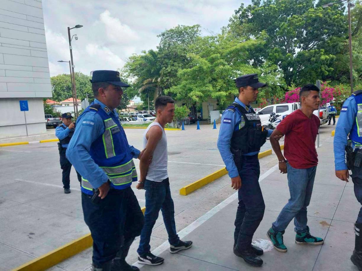 Al hacer las indagaciones, la autoridades de la DPI corroboraron que los detenidos están vinculados en los crímenes de un abogado y del ayudante de un bus.