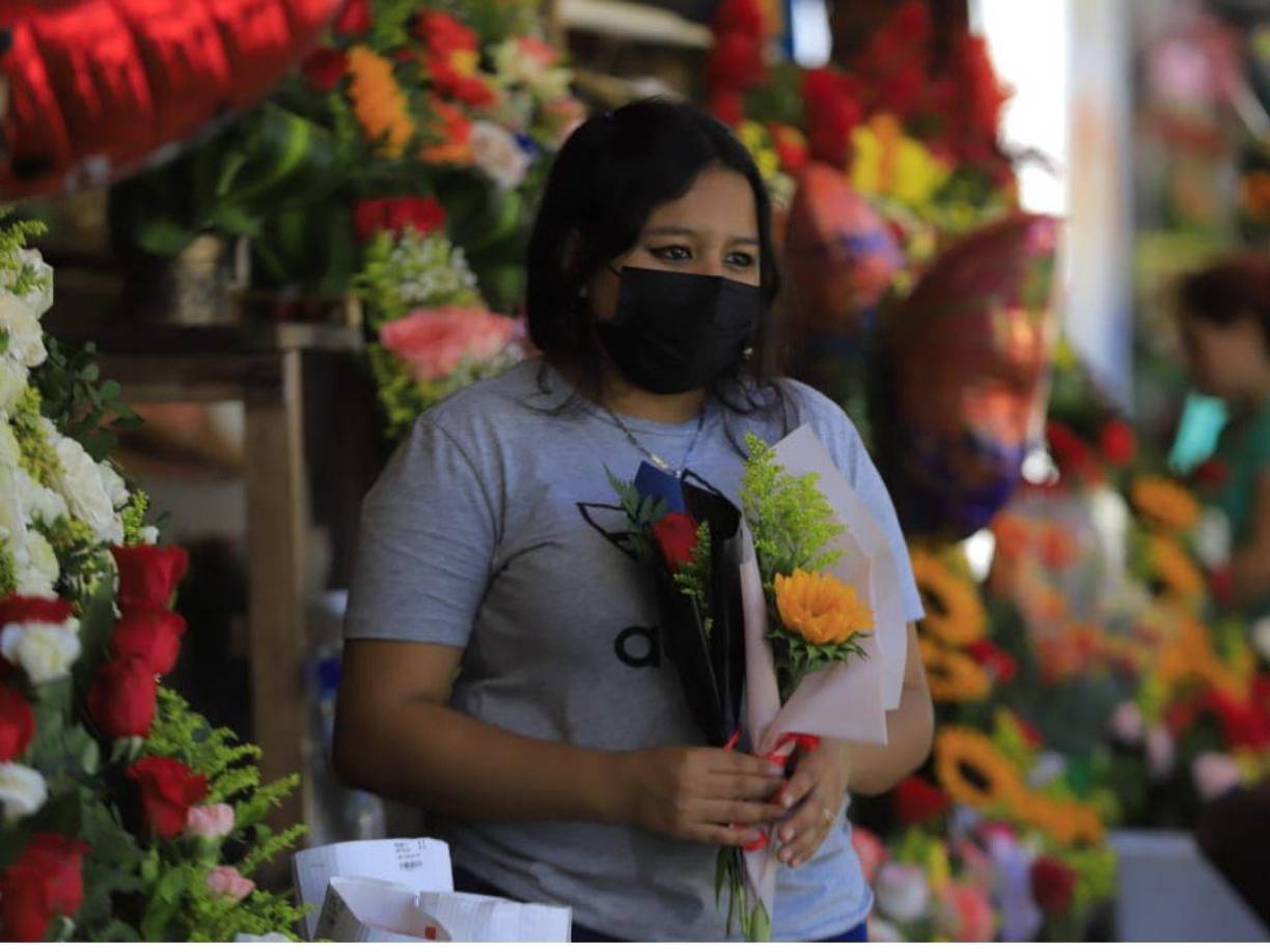 Los chocolates, las flores y las tarjetas figuran hoy entre los productos de mayor venta en Honduras con ocasión al día de la mujer hondureña.