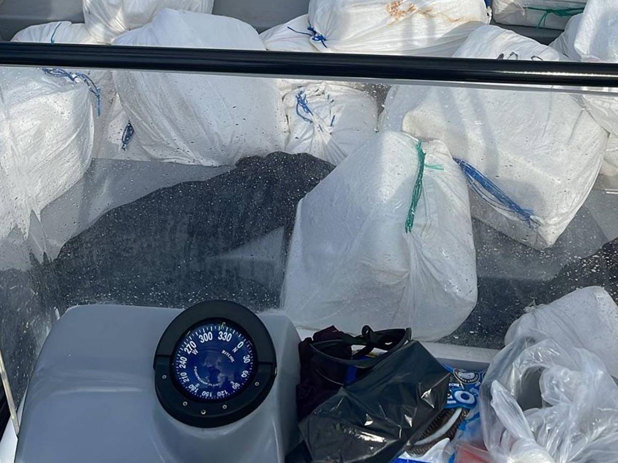 Según las autoridades hondureñas, hasta antes de la operación de hoy, en la que participaron varias fuerzas de defensa y seguridad, en lo que va de 2022 habían sido incautados alrededor de 5.000 kilos de cocaína y erradicado más de tres millones de arbustos de hoja de coca.