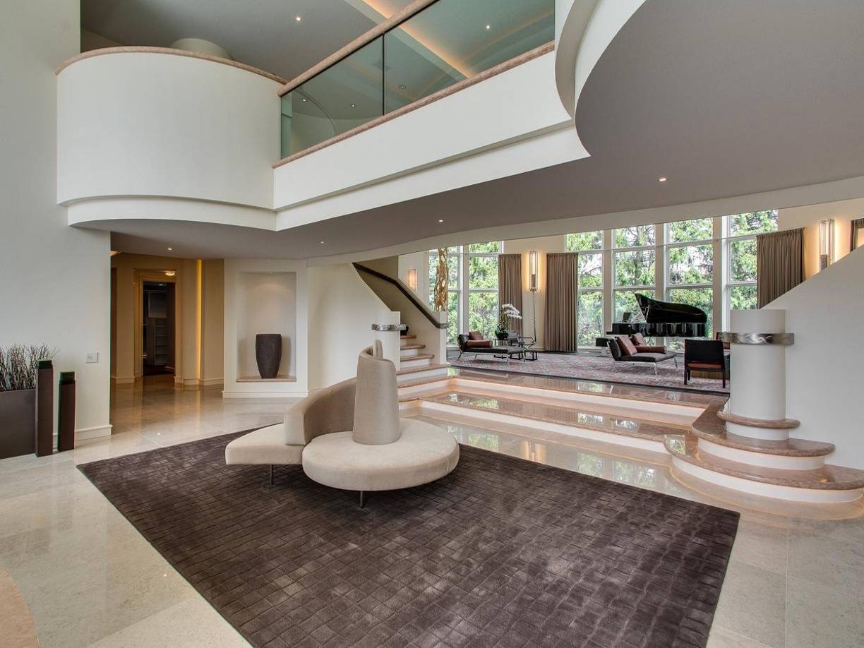 Es una vivienda minimalista con arquitectura excepcional, con una estructura que favorece la entrada de luz mediante grandes ventanales de suelo a techo. 