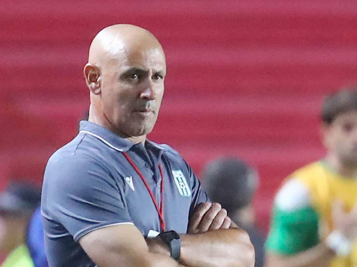 Espinel comenzó su carrera como entrenador, en el fútbol amateur, en las diferentes categorías del Club Unión y el Club Nacional de Fútbol de Cardona.