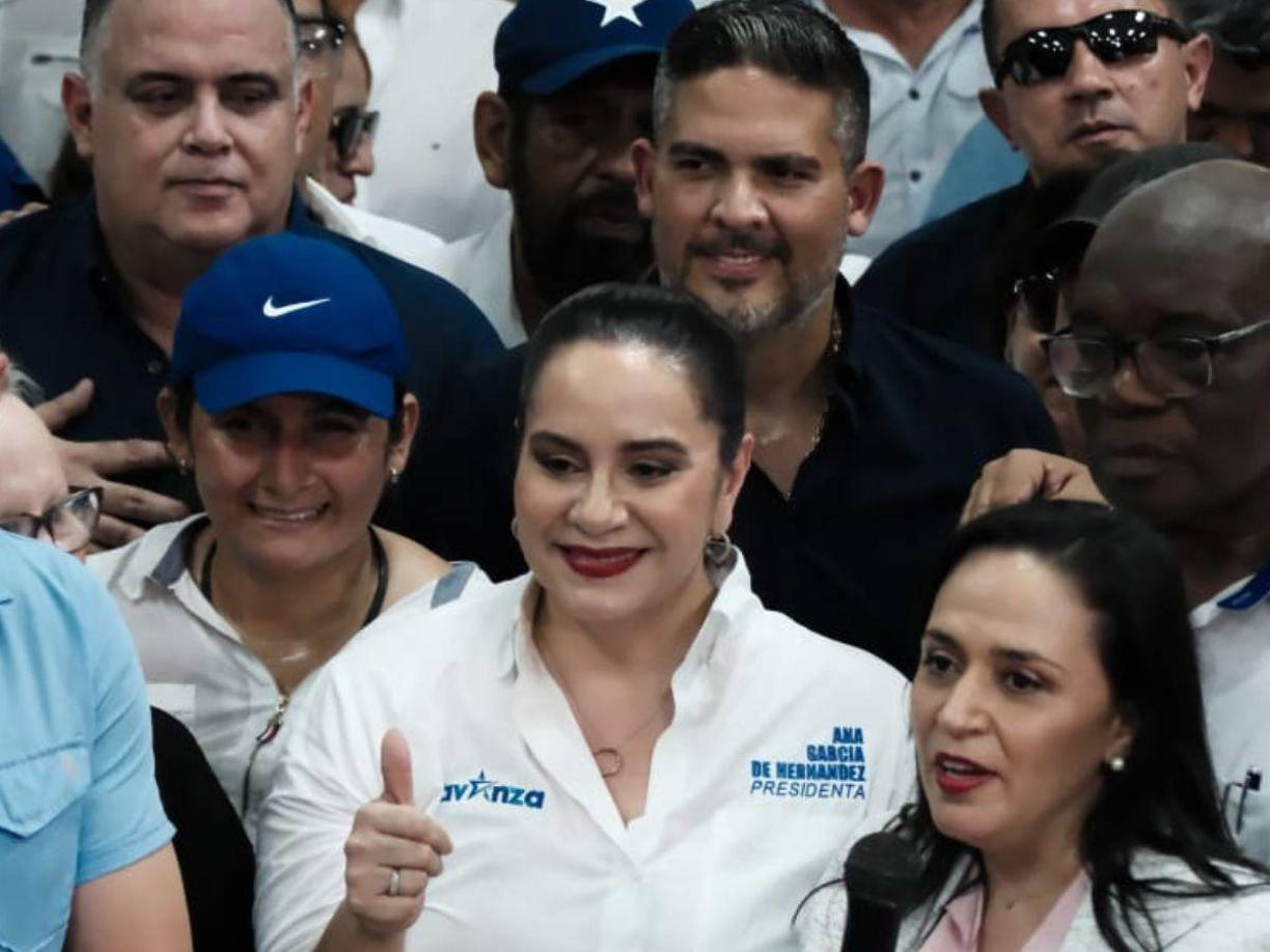 La exprimera dama y ahora precandidata presidencial, Ana García de Hernández presentó este jueves toda las planillas que la acompañrán en su fórmula presidencial en el Partido Nacional, a su llegada al Consejo Nacional Electoral (CNE) prometió rescatar a Honduras.