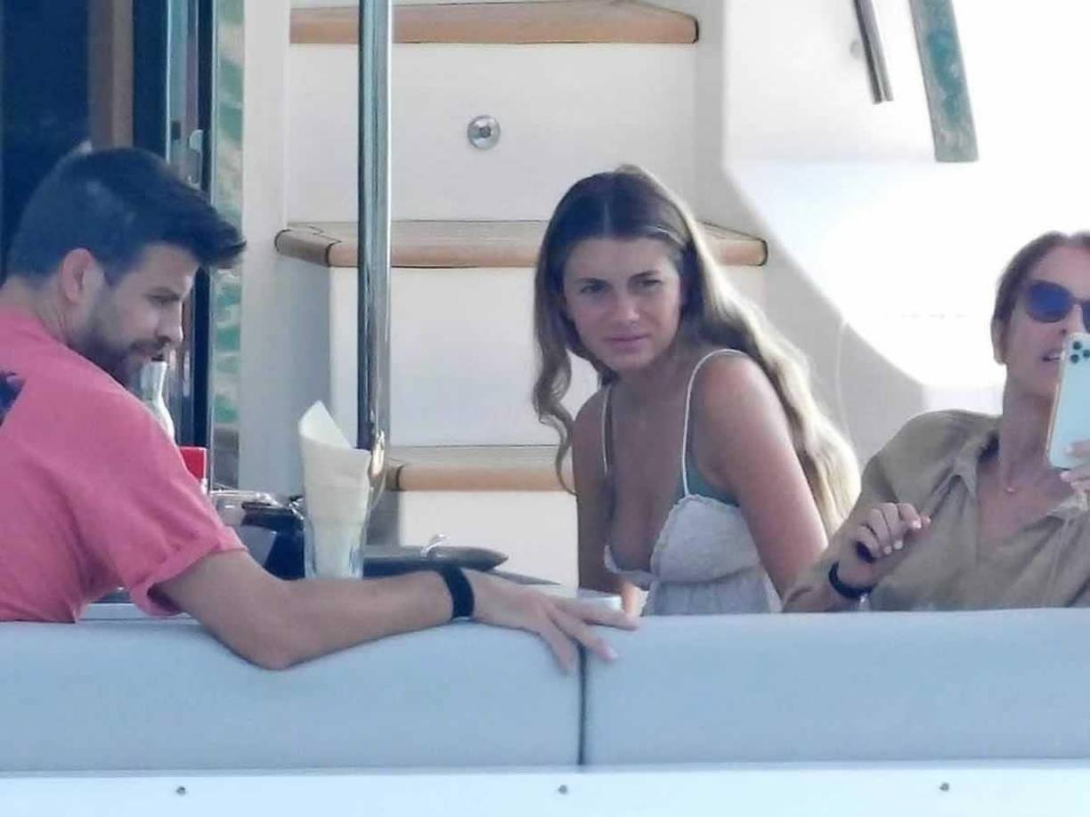 “He pasado años de curvas, divertidos, de cosas. Lo peor es la indifefrencia, mejor que haya ruido. No podía venir al programa. Ahora sí aunque Madrid me cae lejos”, dijo. Piqué dijo que tiene una relación sexual al día con Clara Chía. Él tiene 37 años y ella 25. Otro dardo a Shakira, que tiene 47 años.