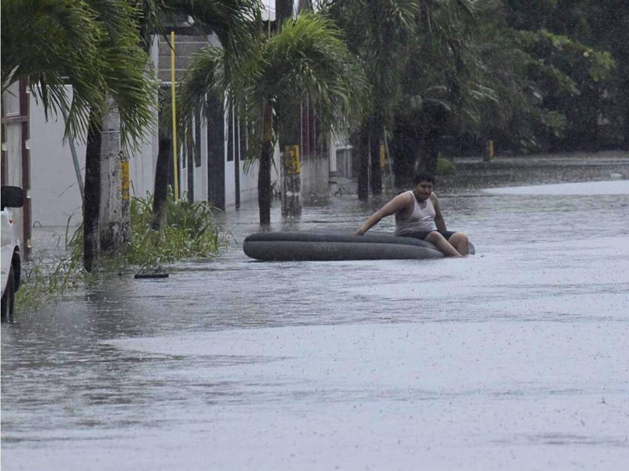 Kelvin Gonzáles convirtió un colchón en un salva vidas para rescatar a personas damnificadas por las lluvias en La Ceiba en la residencial El Toronjal. 