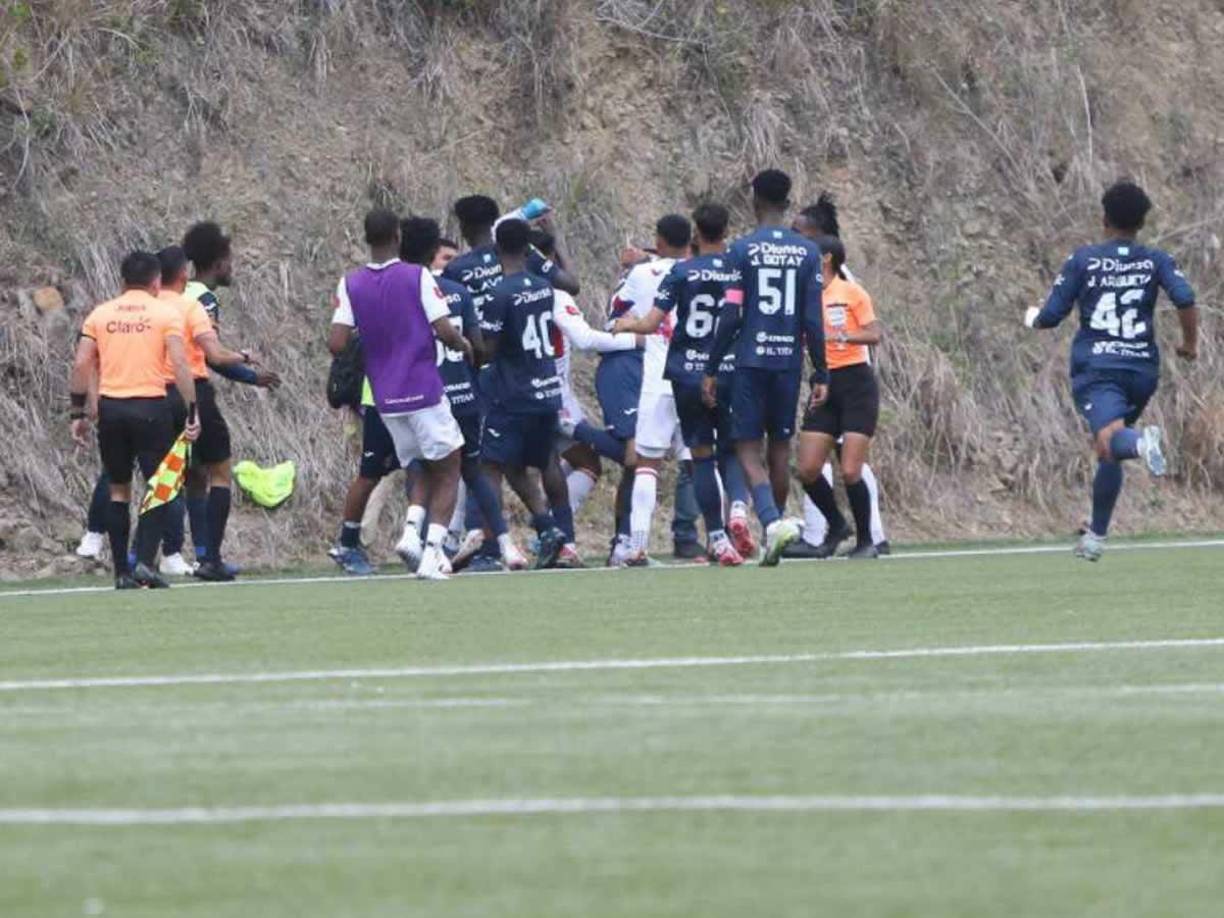 Los jóvenes se fueron a los golpes e incluso algunos padres de familia presentes en las instalaciones deportivos se vieron involucradas en las agresiones.