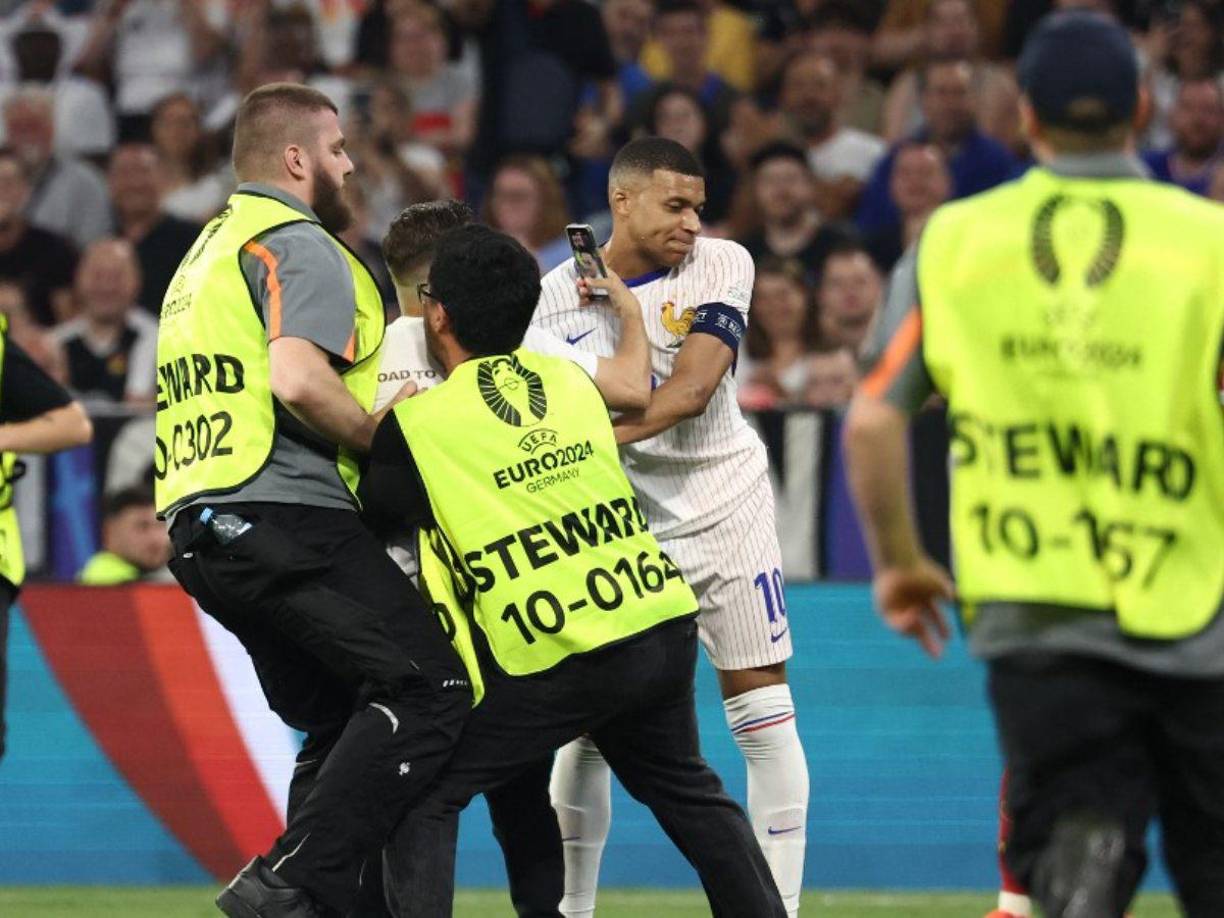Kylian Mbappé tuvo un pequeño susto luego de que un individuo burló la seguridad y se fue directamente donde estaba el crack galo.