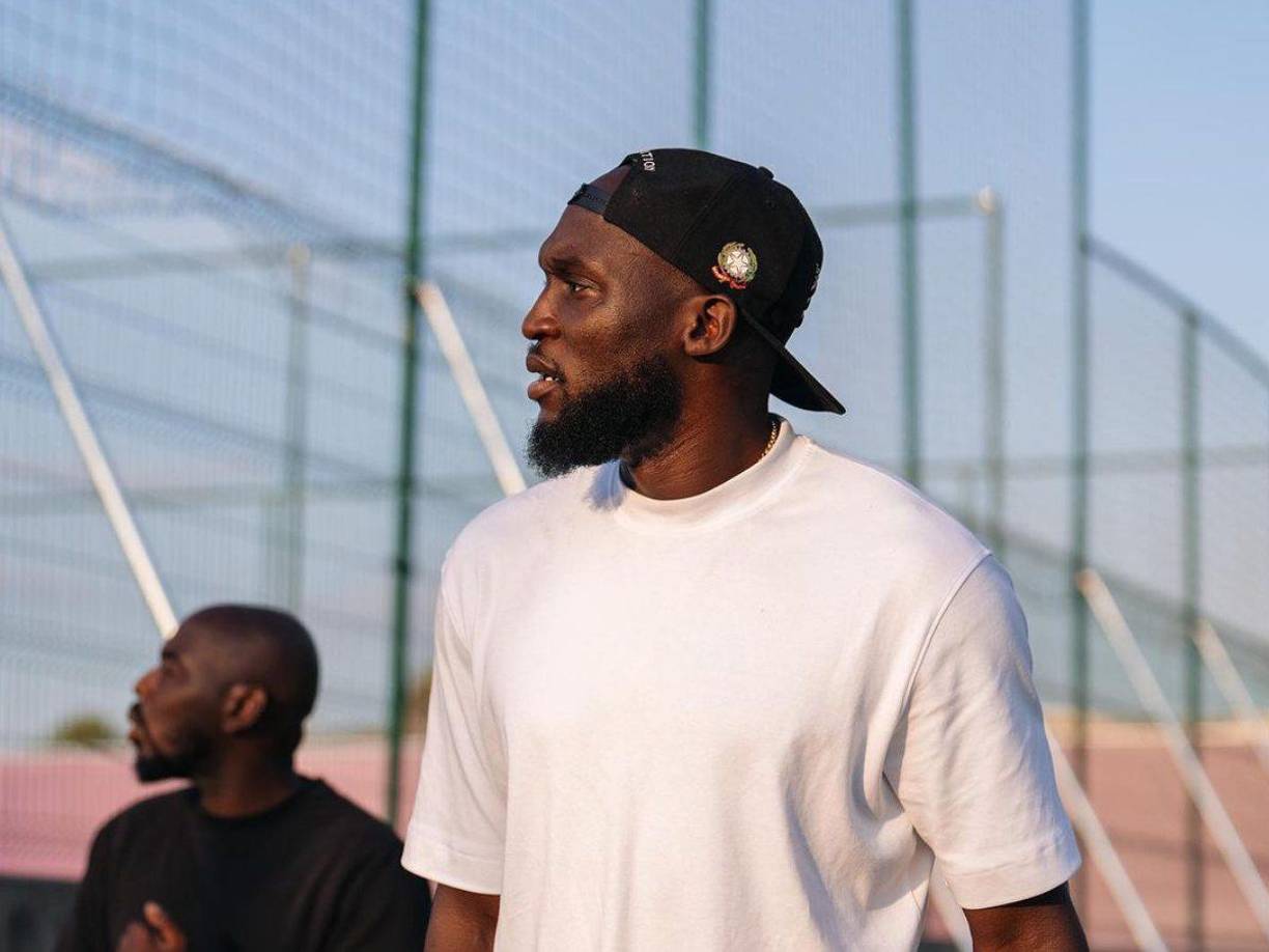 Di Marzio detalla que el Napoli sigue en contacto con el entorno de Romelu Lukaku. Quieren cerrar un contrato de tres años con un salario de 6M€ + bonus. Además, quieren llegar a un acuerdo con el Chelsea por 25M€, pero los ingleses siguen pidiendo 35M€.