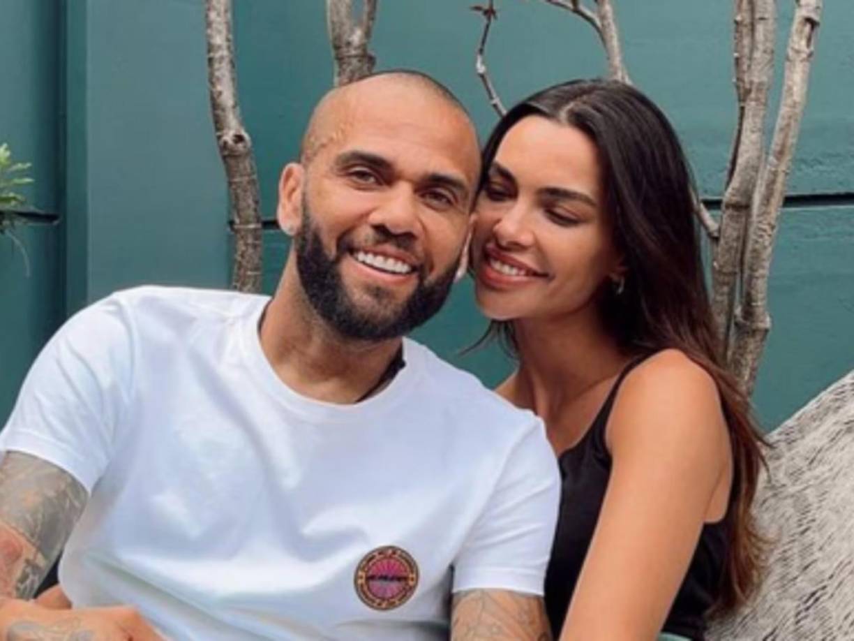 Dani Alves acudió a la Audiencia de Barcelona, donde tiene que acudir semanalmente para firmar, y fue consultado sobre el mensaje de Joana en donde dejó entrever que está soltera.
