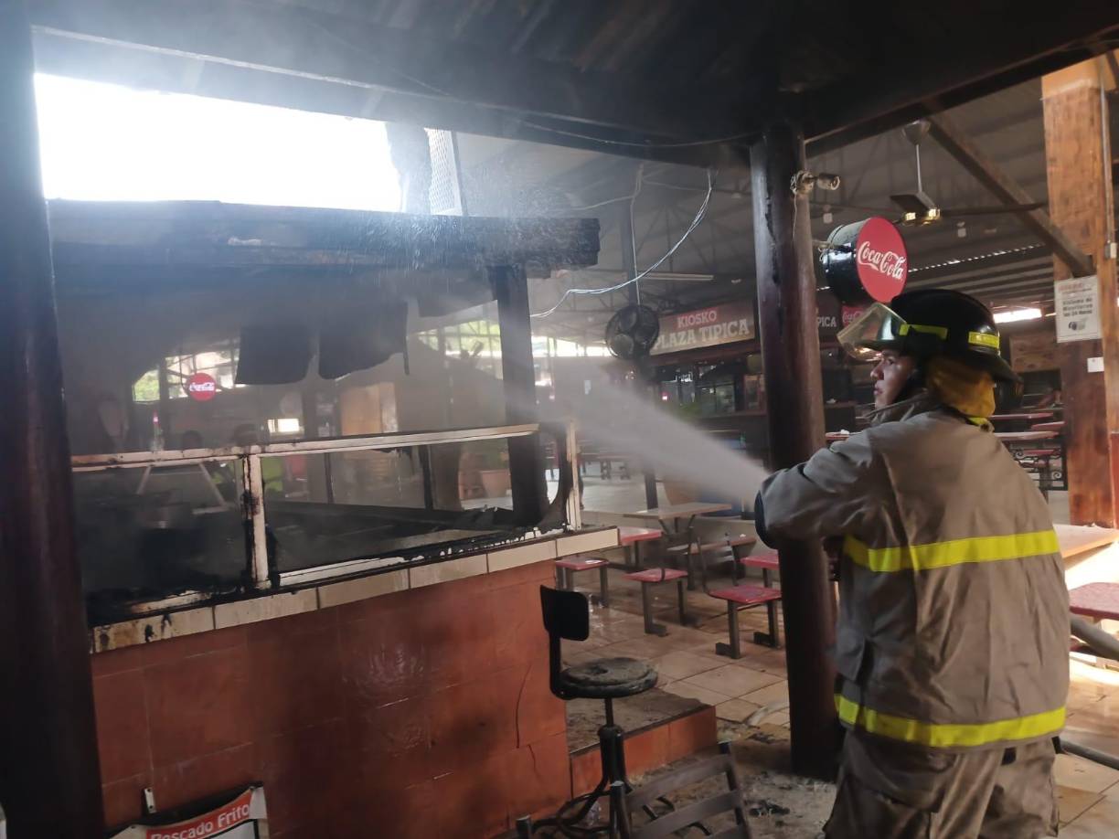 Un cilindro de gas explotó dentro de un puesto de comidas de la Plaza Típica de San Pedro Sula y desató un incendio. 