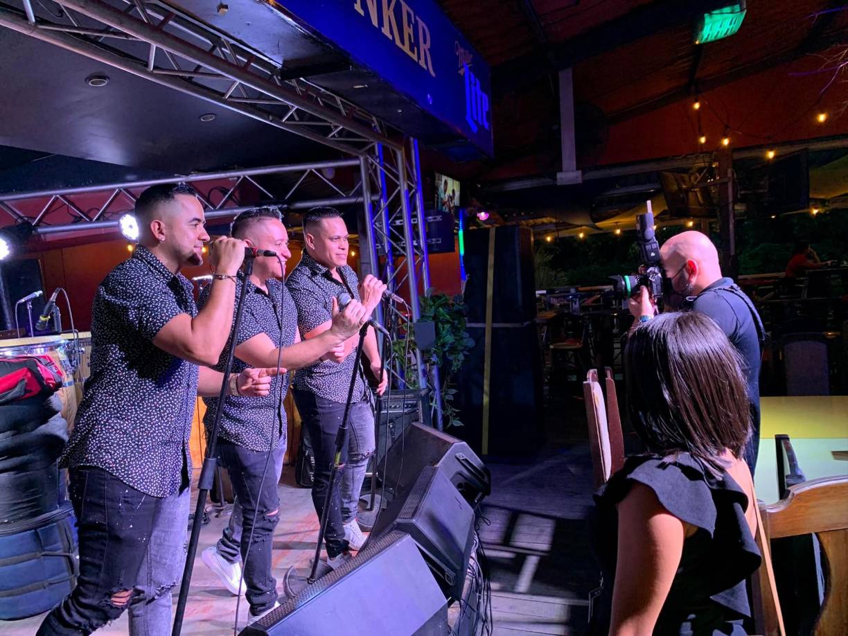 Por su parte, Saúl Martínez, también vocalista, adelantó que “se vienen proyectos bonitos, se vienen algunos temas nuevos, estamos tratando de simpatizar siempre con el público y tratamos de hacer la música que les ha gustado, especialmente, el merengue qué es lo que ha caracterizado a la banda”. La Gran Banda se presentará el 29 y 30 de junio en Expocentro, el Gran Carnaval y en la Plaza Juniana.