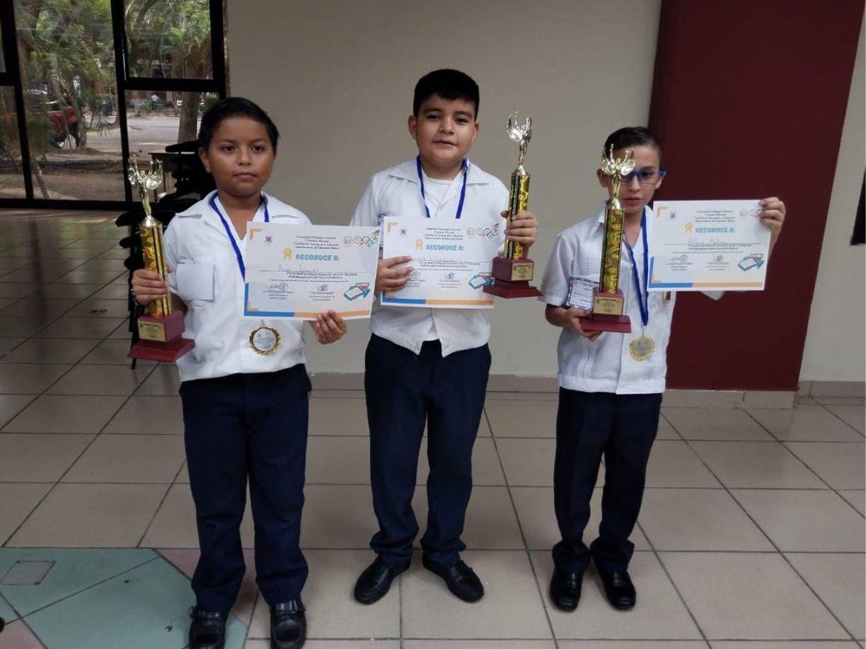 Los estudiantes sampedranos del centro educativo Hogar San José, Ángel Fernández, Kenneth Villanueva y Anthony Martínez, fueron los alumnos que recientemente obtuvieron el primer lugar en las IV Olimpiadas Multidisciplinarias organizadas por los estudiantes de la carrera de Educación Básica de la Universidad Pedagógica Nacional Francisco Morazán. 