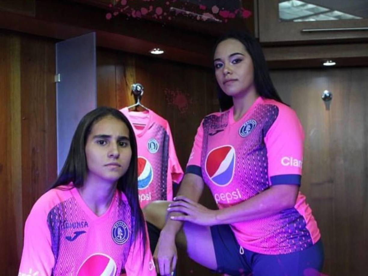 Pineda se convirtió en un rostro conocido en el fútbol femenino, destacándose no solo por su habilidad en la cancha, sino también por ser una de las figuras más populares del club Motagua.