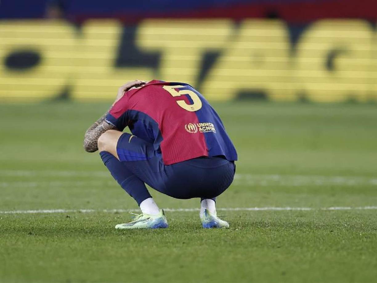 Los jugadores mostraron su tristeza y decepción tras perder el partido en el último minuto.