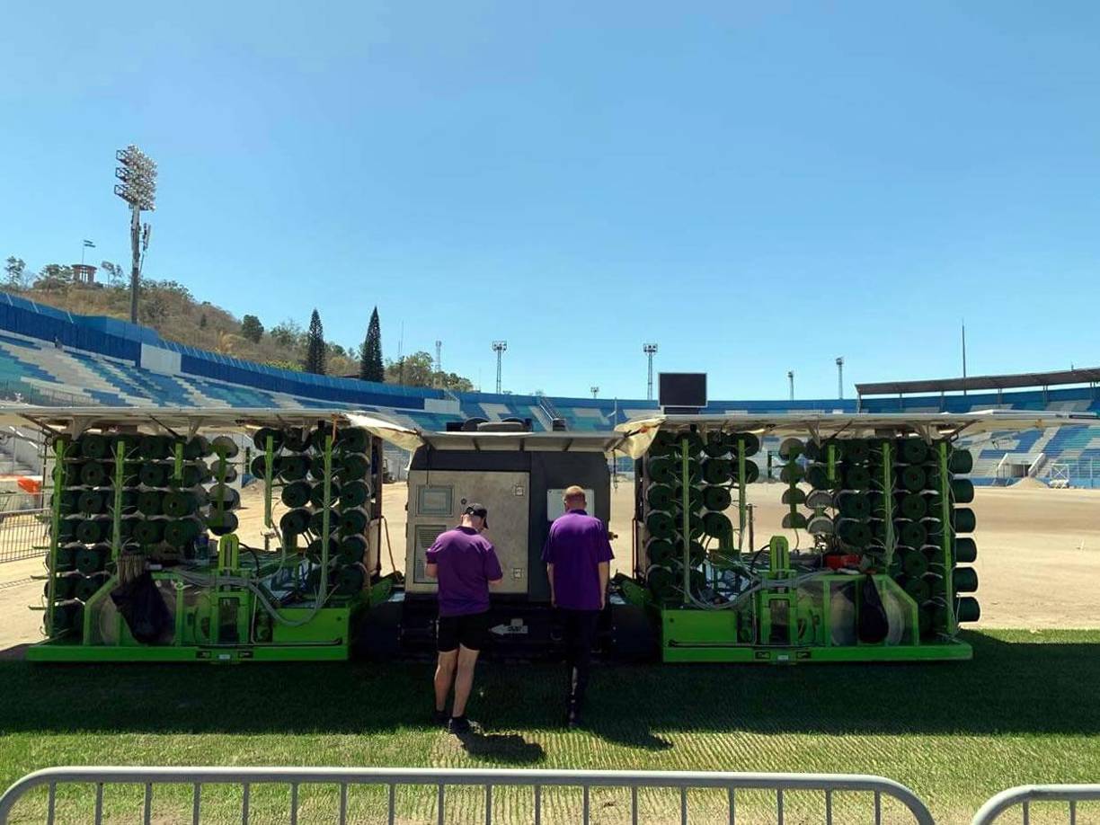 Las labores están a cargo de tres ingleses, dos holandeses y un italiano. El personal se ha dividido en dos grupos para trabajar las 24 horas del día.