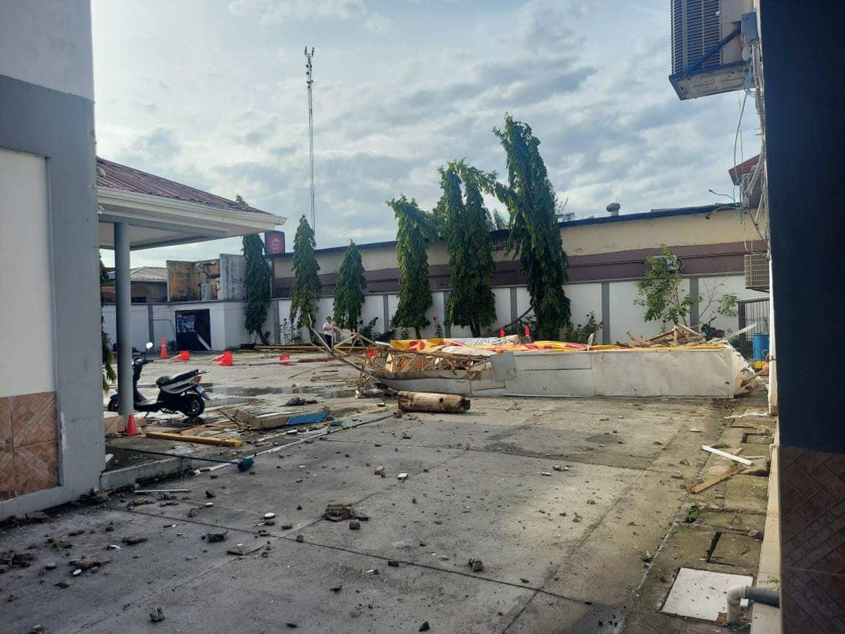 Además, por distintas calles de la ciudad podían verse rótulos publicitarios derribados por el viento.