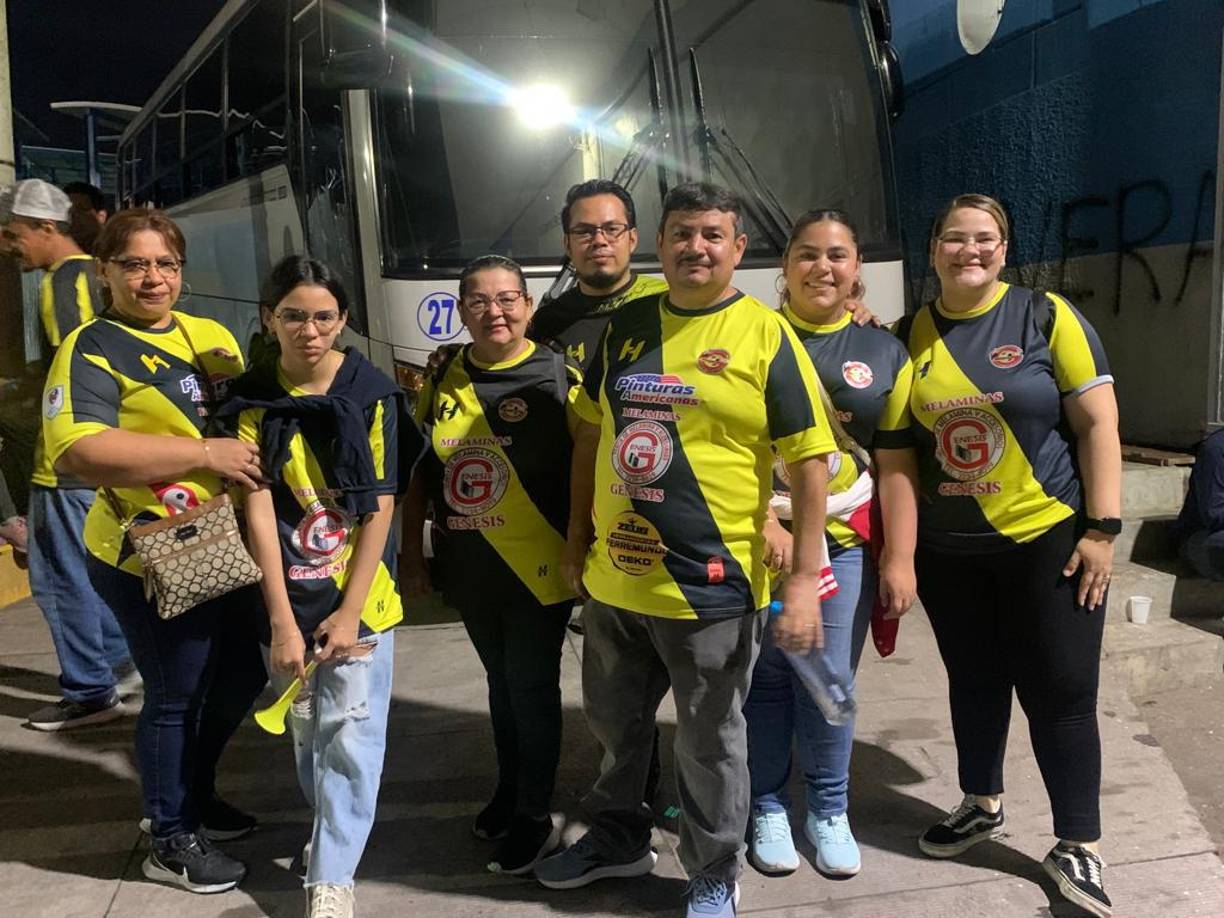 También al recinto capitalino llegaron fanáticos del Génesis que no se quisieron perder el duelo. 