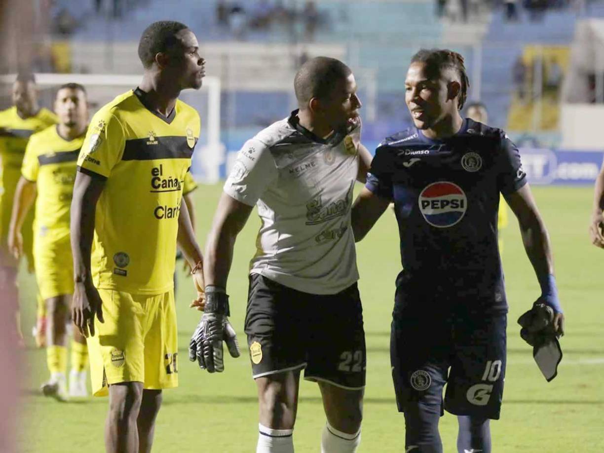 Yeison Mejía llegó a saludar a Luis ‘Buba‘ López tras el ginal del partido.