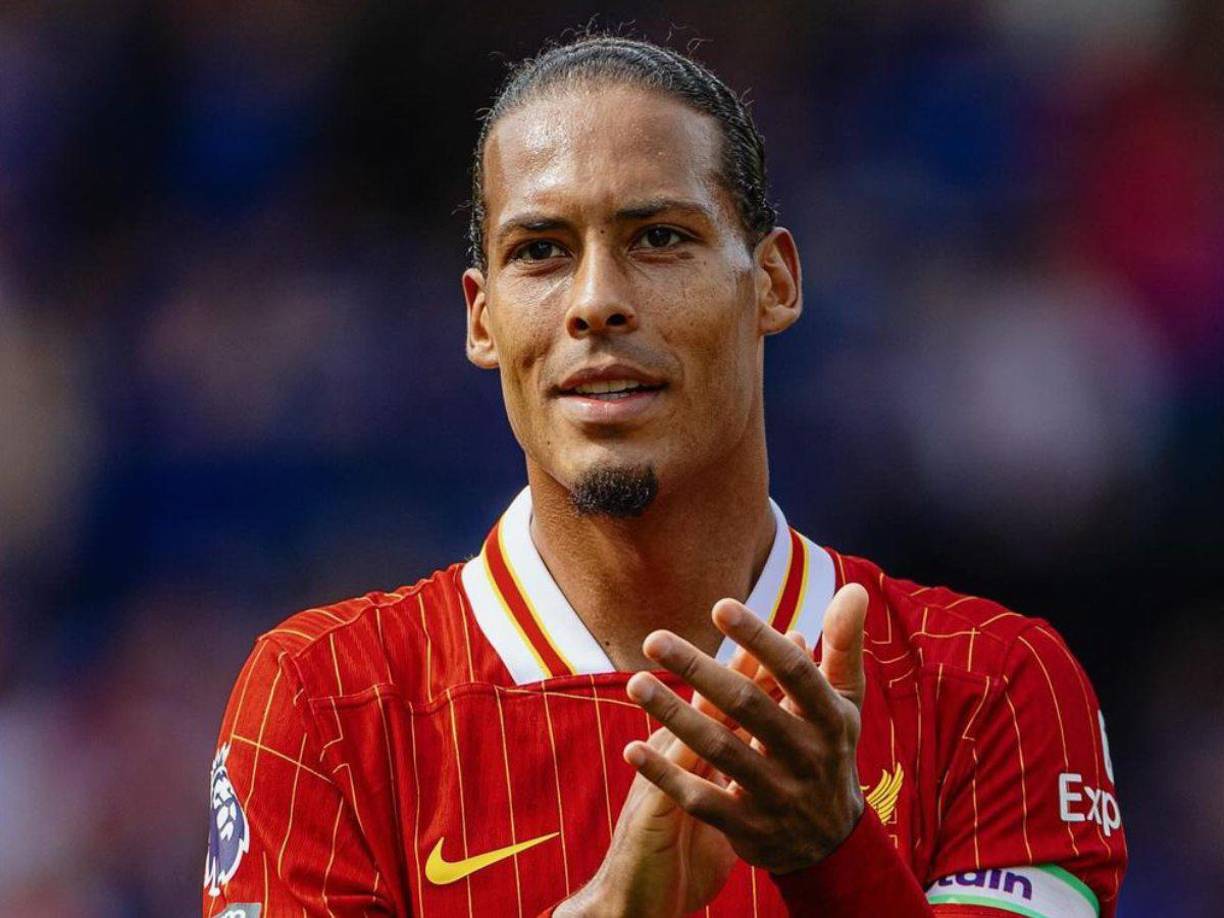 Durante el verano se especuló mucho acerca del futuro cercano de Virgil Van Dijk, ya que el central y capitán del Liverpool termina contrato en junio de 2025. Tras la victoria de Países Bajos frente a Bosnia y Hezergovina, el central fue tajante y terminó con estas especulaciones. “En ambos equipos sigo siendo Virgil Van Dijk, el gran líder y sin duda quiero que siga siendo así los próximos dos años”, declaró el neerlandés.