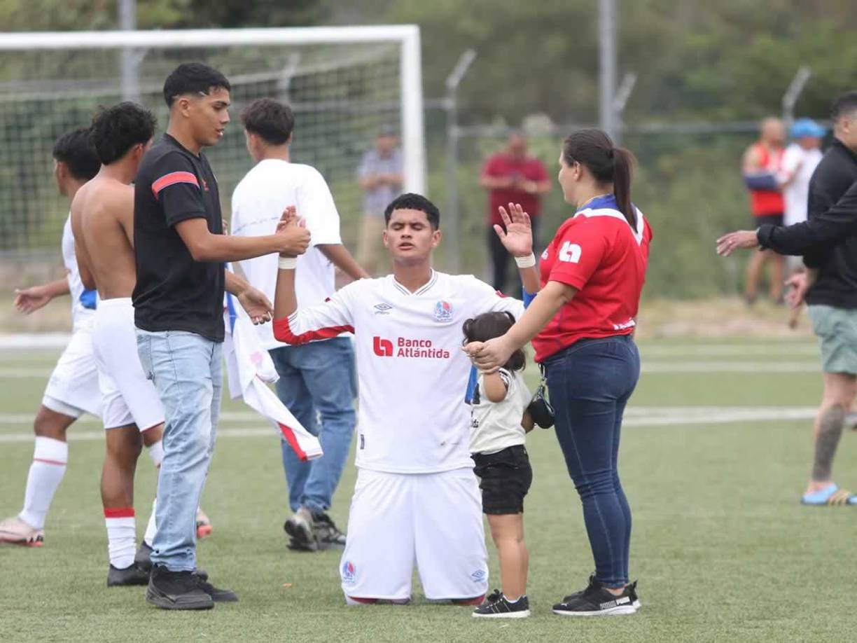 Los jugadores del Olimpia celebraron en la cancha al final del partido con sus familiares.