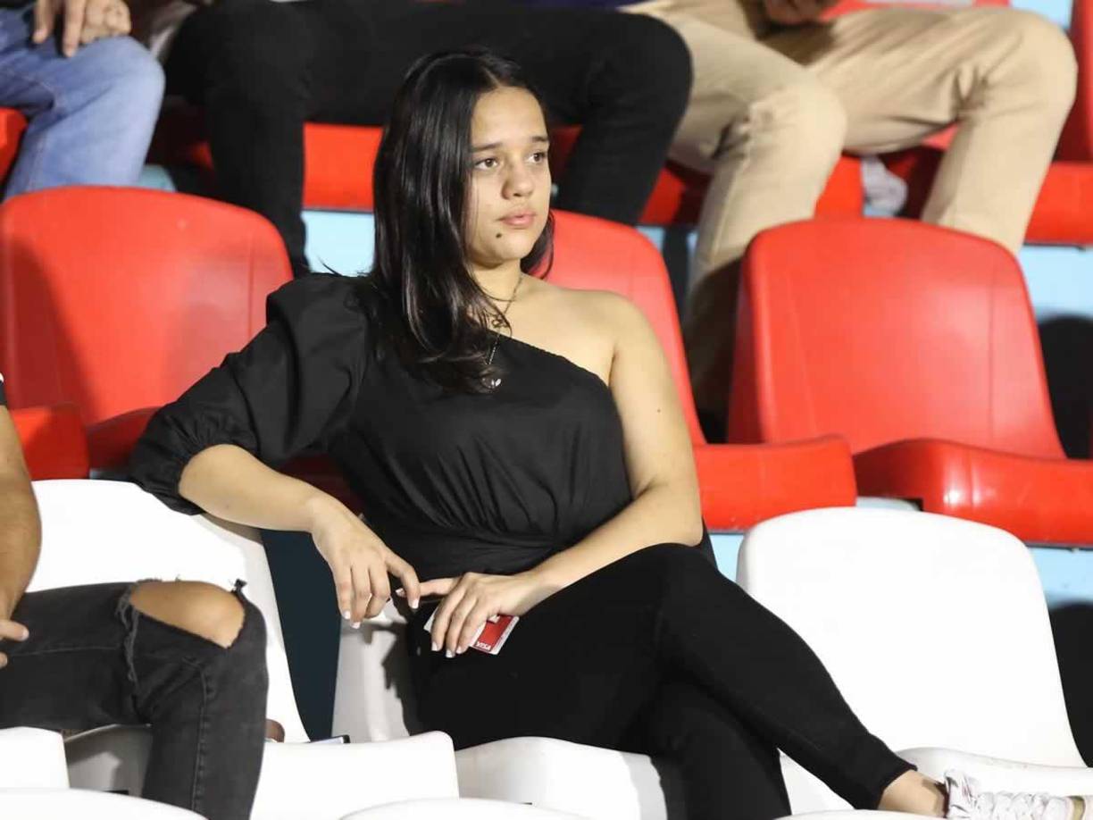 ¡Qué seria! Ella llegó al estadio Nacional para ver el partido entre Olancho FC y Olimpia.