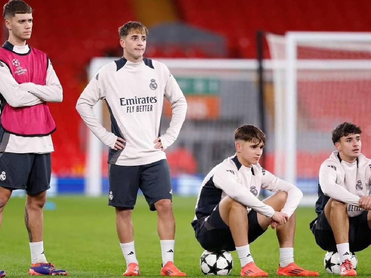 Pero, su llegada al primer equipo se dio de forma curiosa. Carlo Ancelotti presentó su lista de convocados, mientras tanto el jugador venía de jugar con el Castilla, por lo que tuvo que viajar para incorporarse.