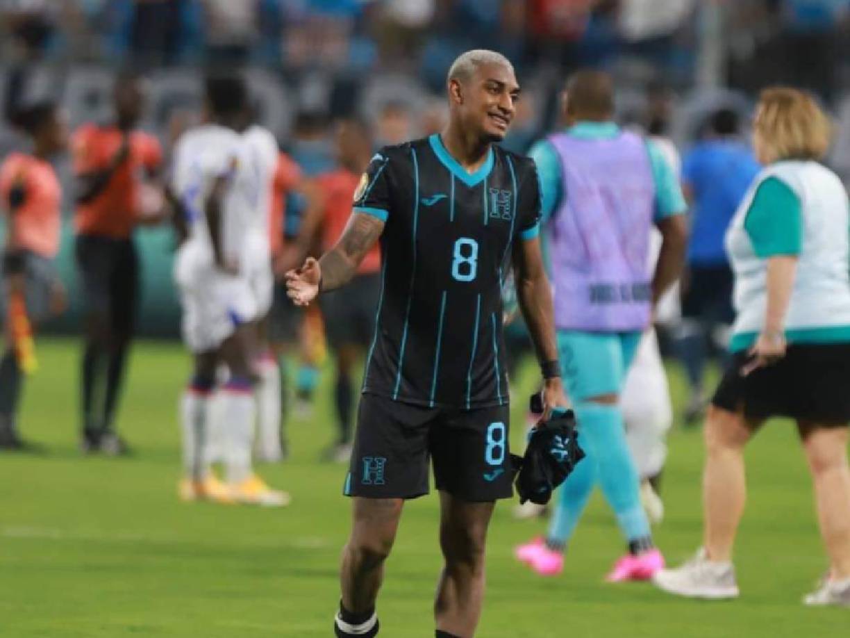 Por el costado izquierdo: Joseph Rosales del Minessota United.