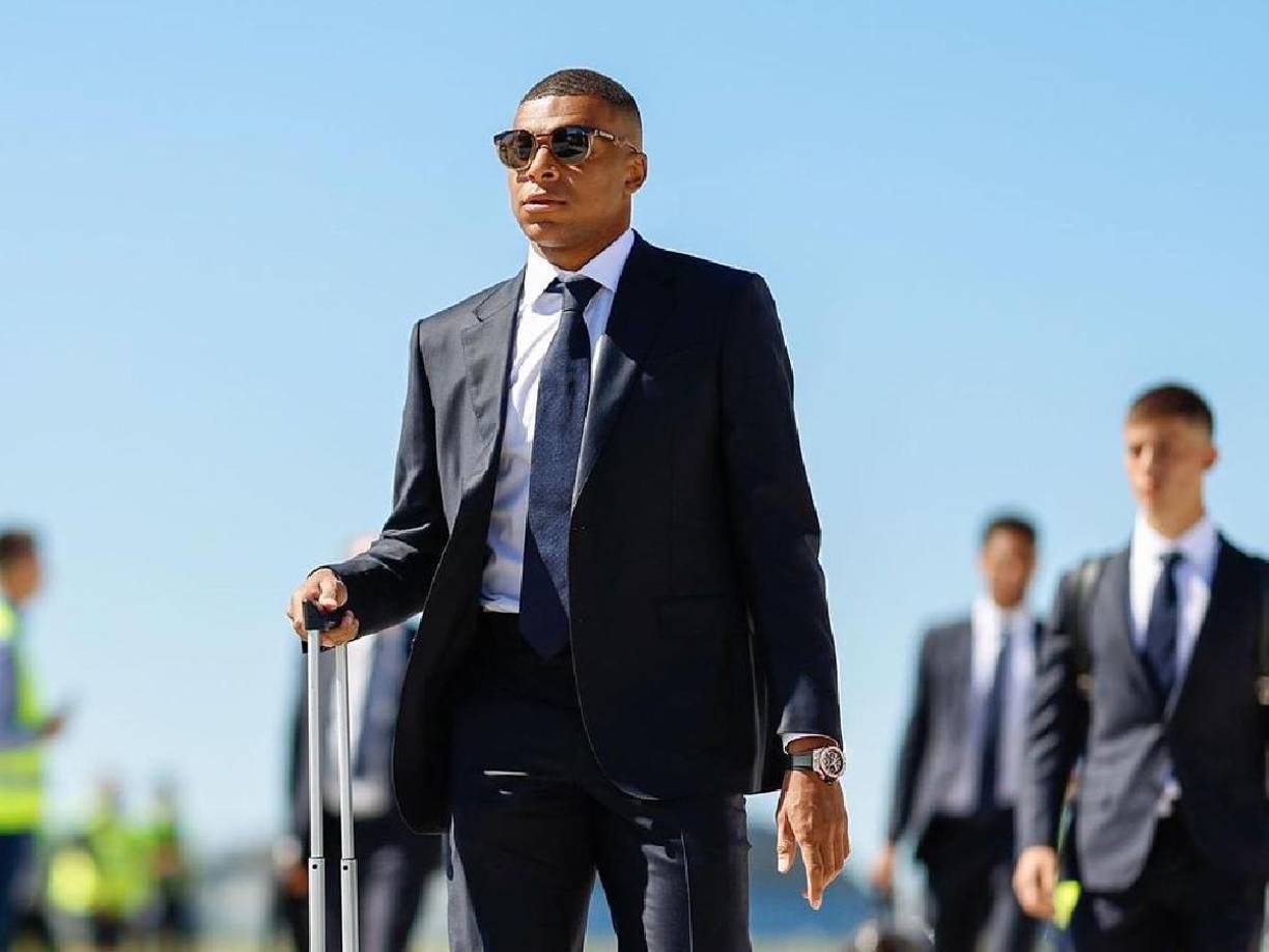 Esa comisión jurídica es competente, cuando constata un impago a un jugador por un equipo francés, para prohibirle cualquier nuevo fichaje hasta que regularice la situación.