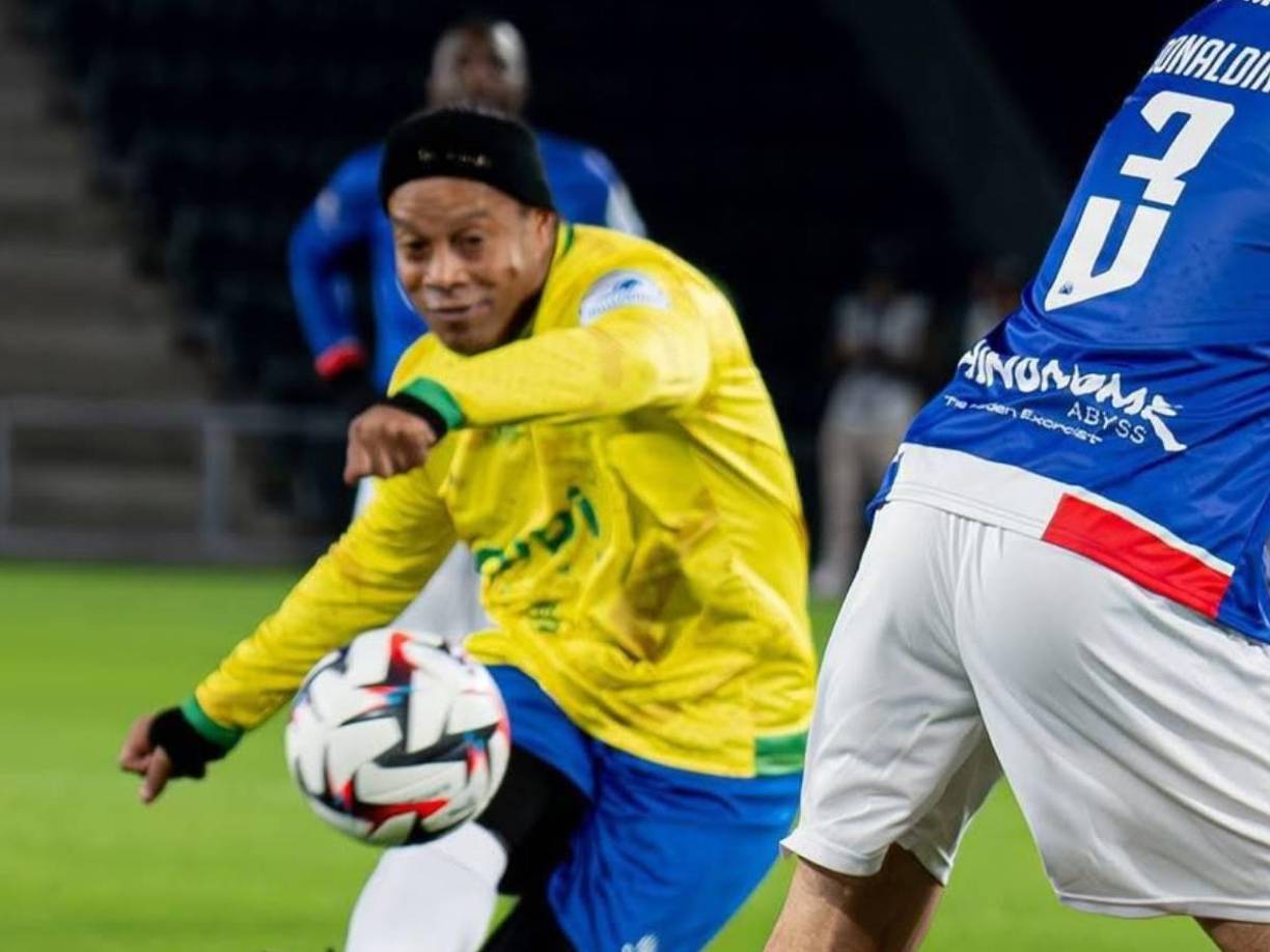 Con su carismática sonrisa y gestos técnicos intactos en cada ocasión que pisa un campo de juego, el ganador del Balón de Oro 2005 continúa llenando estadios alrededor del mundo, como demostró en su reciente participación en un evento en la ciudad francesa de Angers.