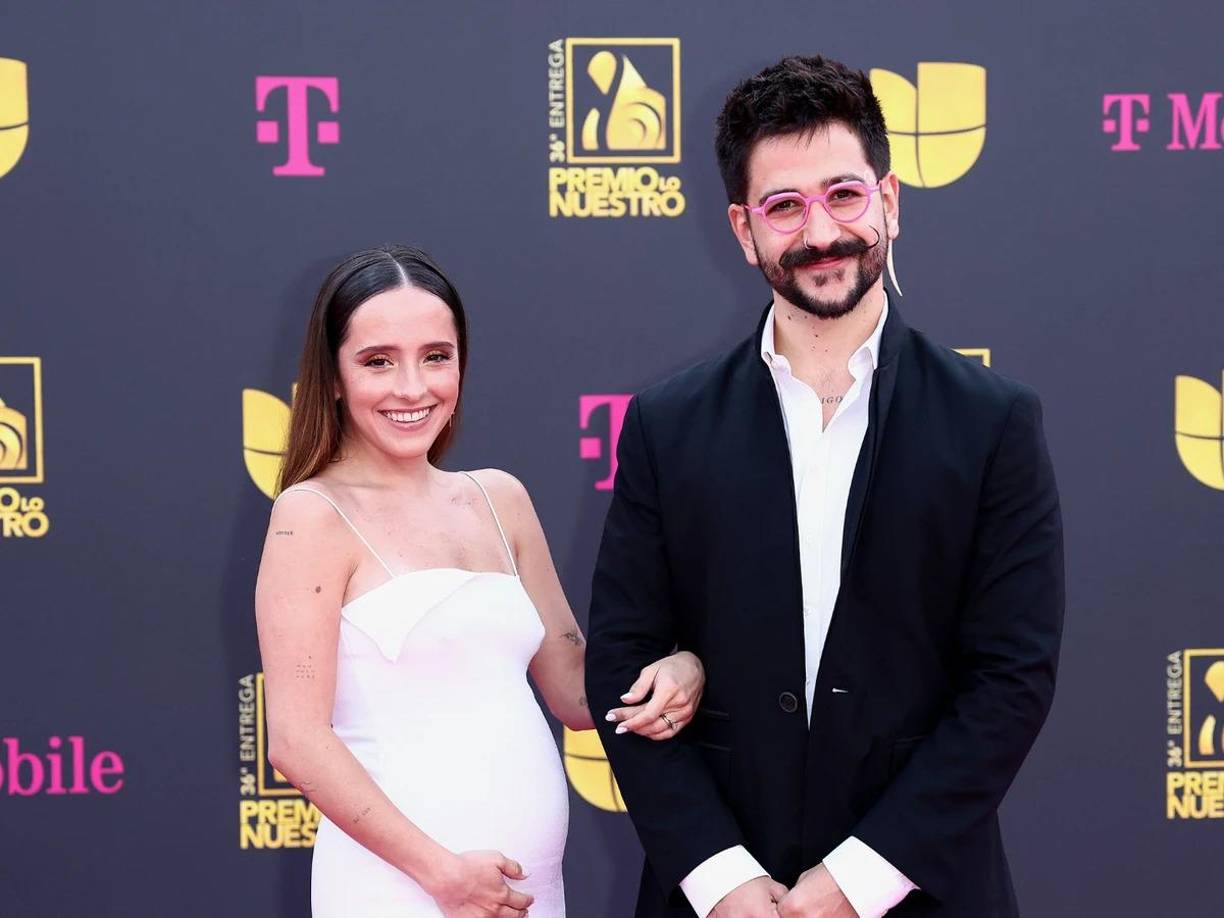 ”Tenemos la idea de renovar nuestros votos cada cinco años, entonces en febrero que cumplimos cinco años haremos nuestra “Boda de madera”, afirmó Camilo, mientras Evaluna cargaba en brazos a su bebé Amaranto.