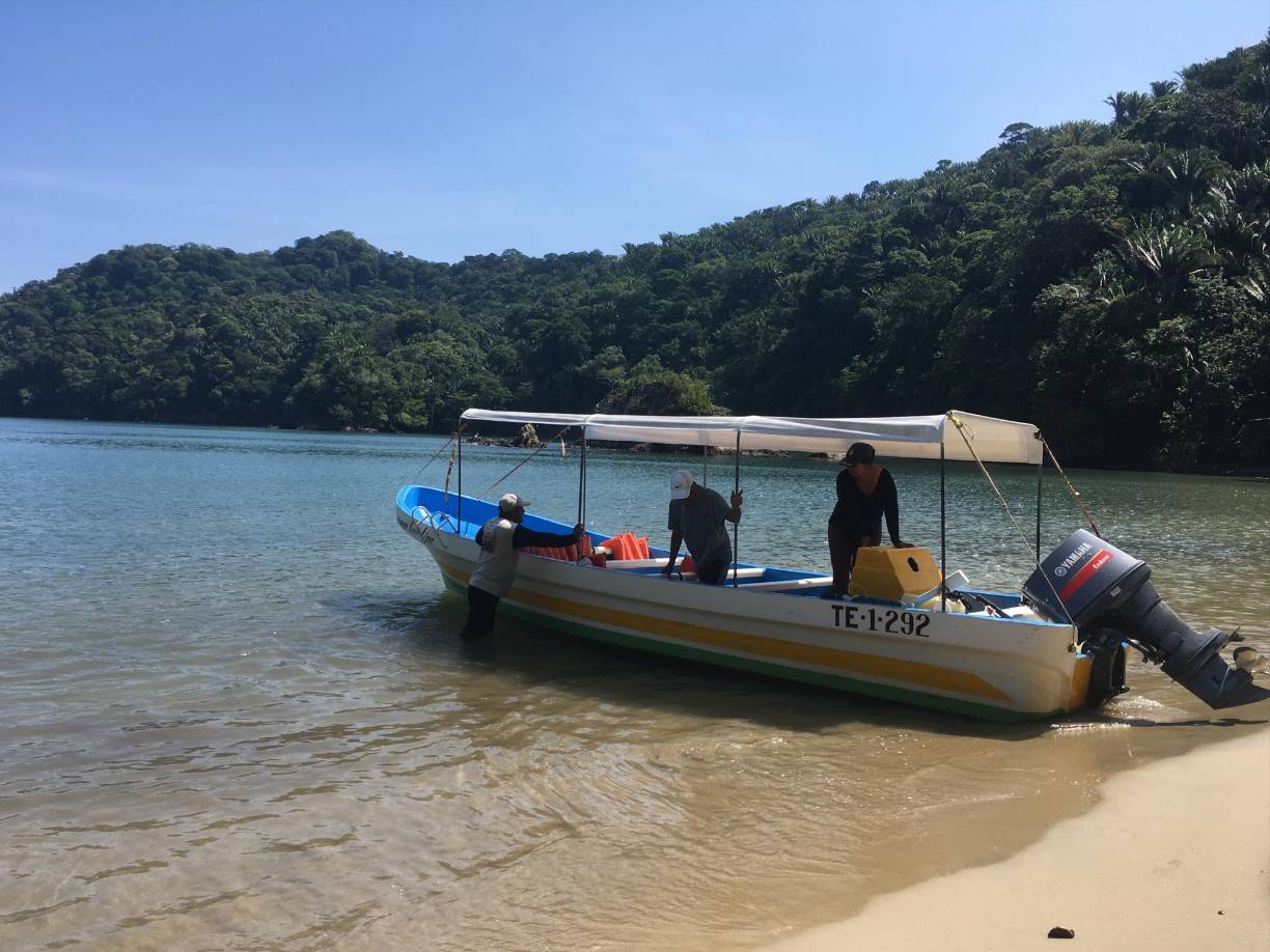 Para llegar aquí, el trayecto desde Tela es de aproximadamente 35 a 45 minutos en lancha, dependiendo de las condiciones del mar. 