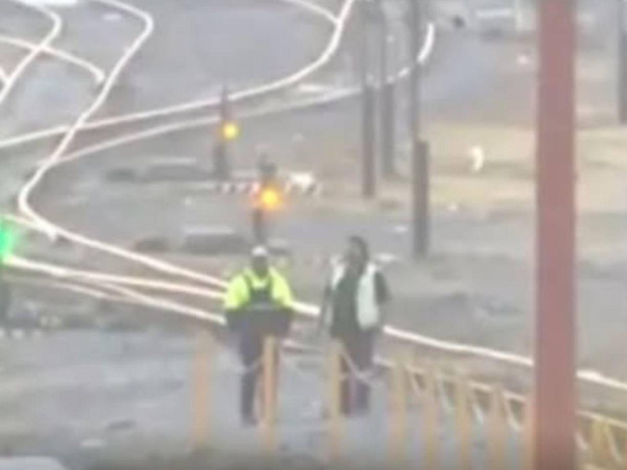 Según relatos, ambos perdieron la vida al resbalar y caer del tren, sufriendo múltiples lesiones.