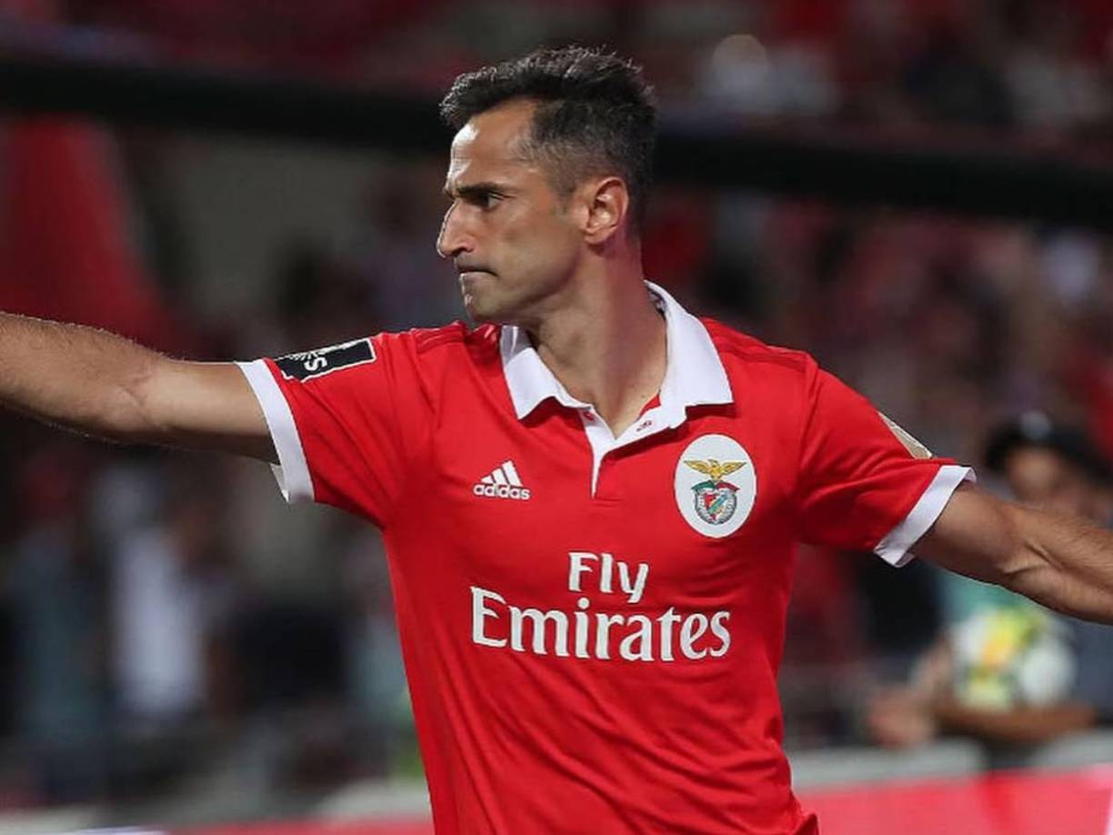 Jonas Gonçalves Oliveira fue un gran goleador en su etapa como futbolista, militó en clubes como Benfica, Valencia, Gremio, entre otros equipos. 