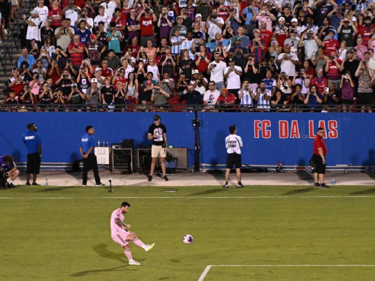Sin embargo, la magia de Messi volvió a ser protagonista y al 84 anotó un golazo de tiro libre sellando su segundo doblete con el Inter Miami. 