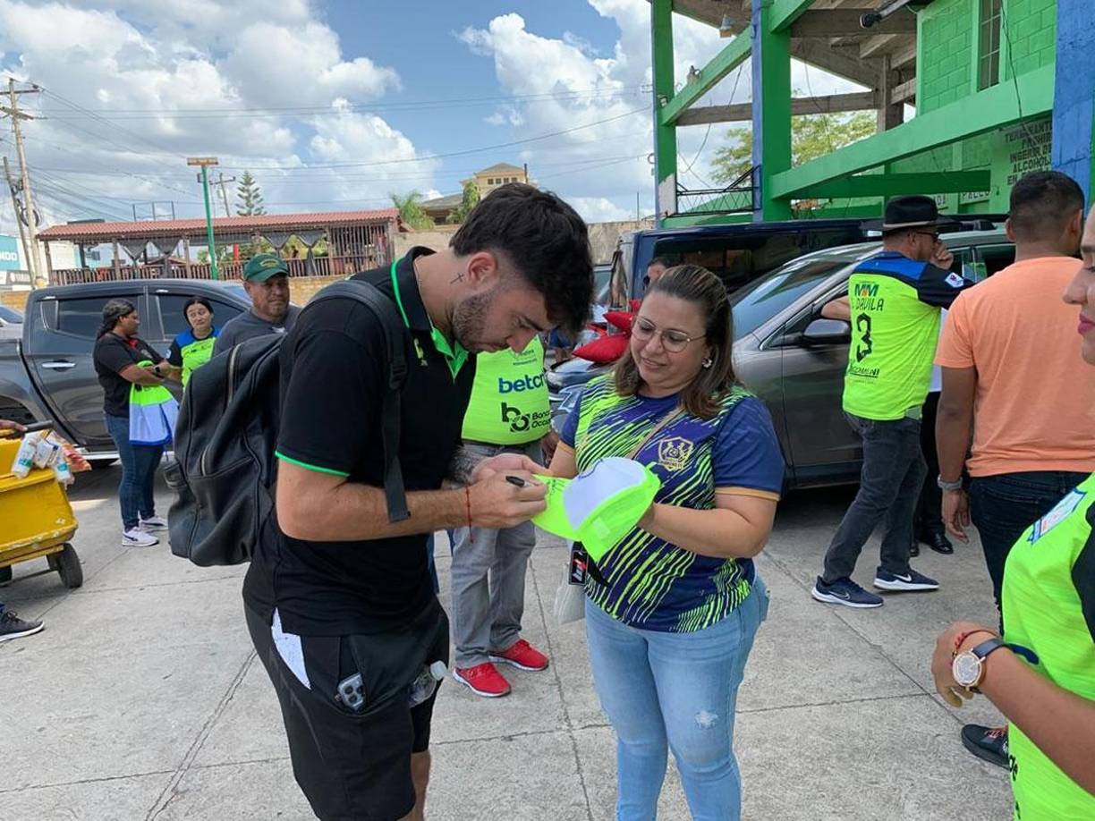 El delantero argentino Agustín Auzmendi, figura de los Potros del Olancho FC, atendió a los aficionados a la llegada del equipo al estadio.