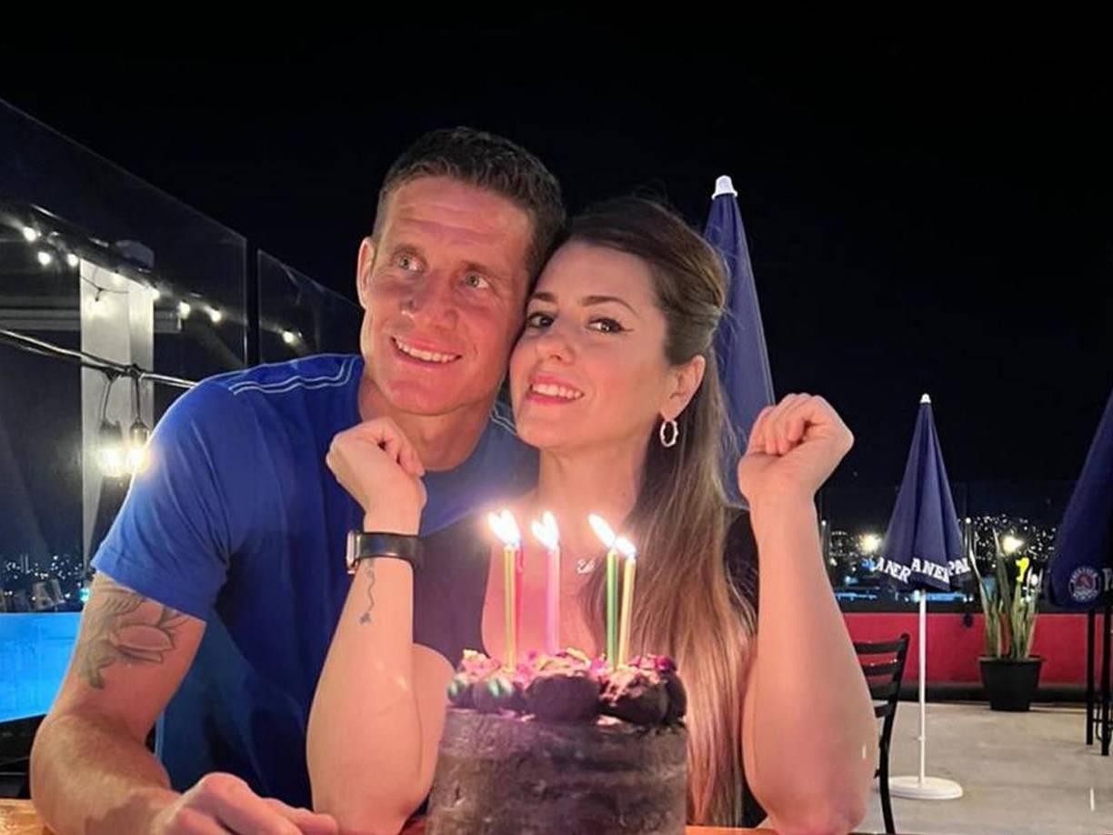 Jonathan conoció a Ana en un restaurante, pidió el número a una de sus compañeras y ahí empezó todo.