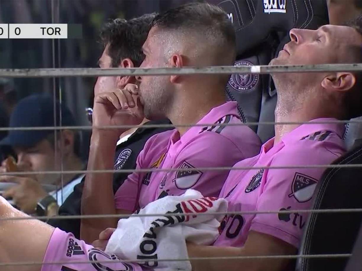 Messi estaba frustrado en el banca junto a Jordi Alba que también se lesionó.