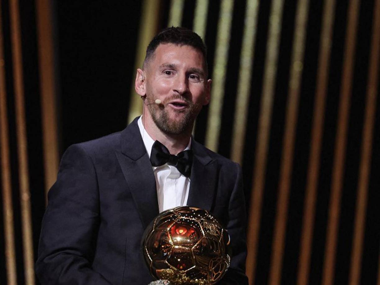 “Quiero agradecer a todos los compañeros de la selección. Este premio viene por lo conseguido con la selección argentina. Esto es un regalo para todo el grupo de Argentina”, dijo <b>Messi</b> en el escenario, tras recibir el trofeo de manos del exfutbolista inglés David Beckham, propietario y dirigente del Inter Miami.