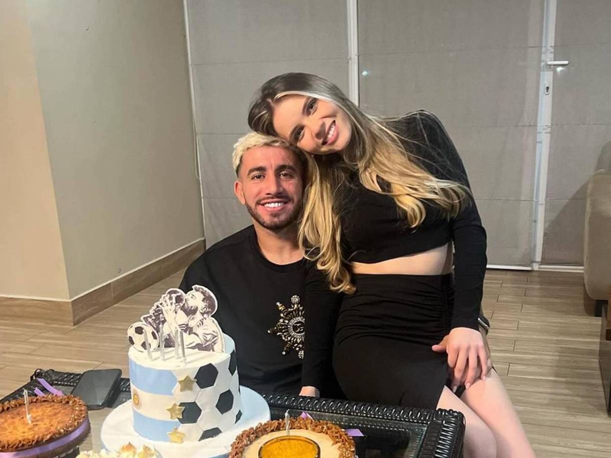 “Felizmente, somos un equipo. Tanto Agustín y yo nos entendemos muy bien”, comenzó diciendo Cecilia en referencia a la relación sentimental con el delantero argentino que milita en el Motagua. 