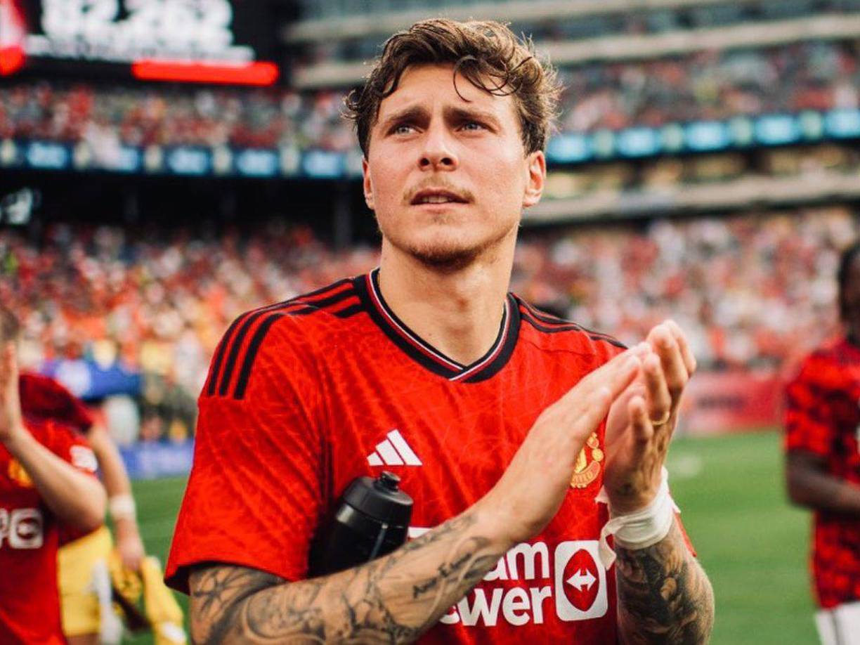 El defensor sueco Victor Lindelöf podría marcharse del Manchester United al Fenerbahce. En el club turco lo quieren por petición de Mourinho.