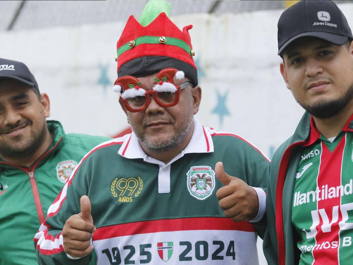 Este aficionado del Marathón empezó a disfrutar de la Navidad antes del partido.