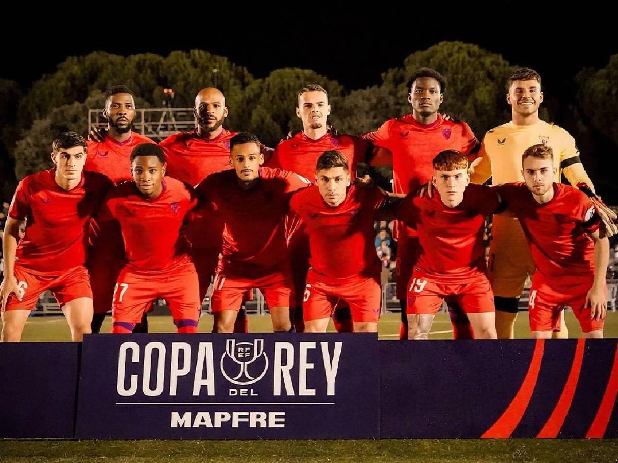 Ademas, el lateral derecho argentino Valentín Barco ha recibido en las últimas horas el apoyo de sus compañeros de la plantilla del Sevilla y también desde club, tras conocerse que había sufrido un robo en el domicilio en el que vive con su pareja en la noche de martes.