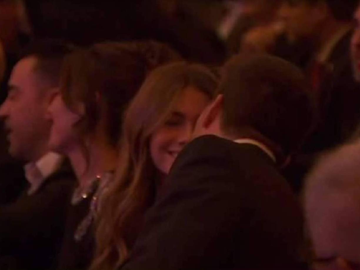 Desde el programa ‘La Selva’ de TV3 captaron las miradas de Clara hacia su enamorado mientras disfrutaban del aniversario del club. Más tarde no dudaron en darse un tímido beso, una imagen que no tardó en viralizarse por las redes sociales.