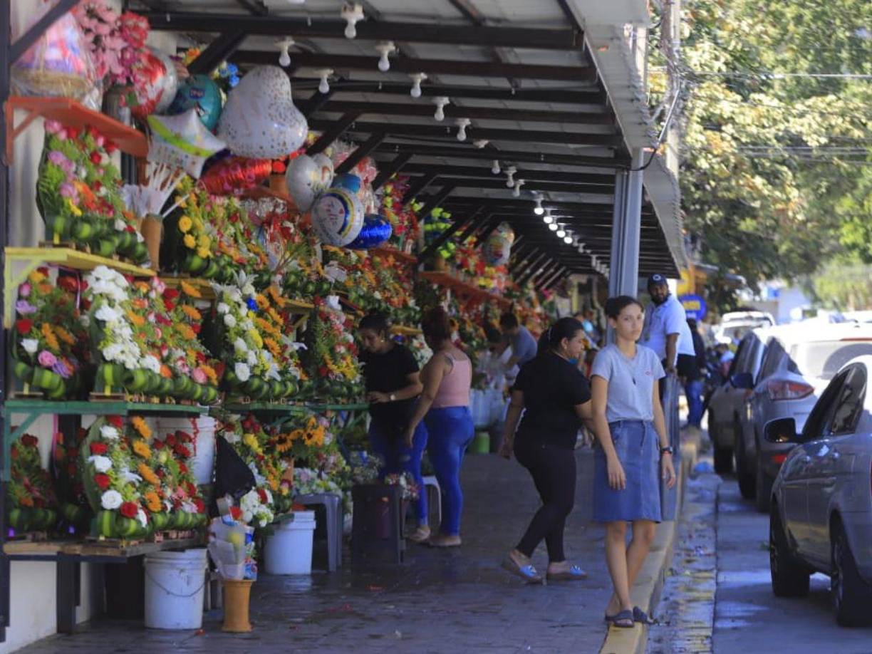 Decenas de emprendedores se prepararon para ofrecer sus productos en el día de la mujer.
