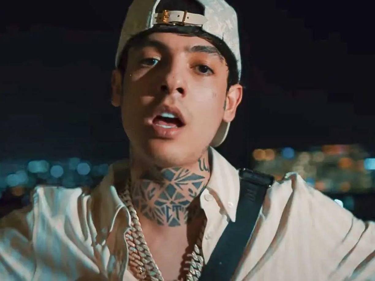 La aparición de esta manta provocó la activación de una carpeta de investigación y de un plan para proteger la integridad del cantante de corridos tumbados y de su familia, informó la Fiscalía General del Estado de Sonora.