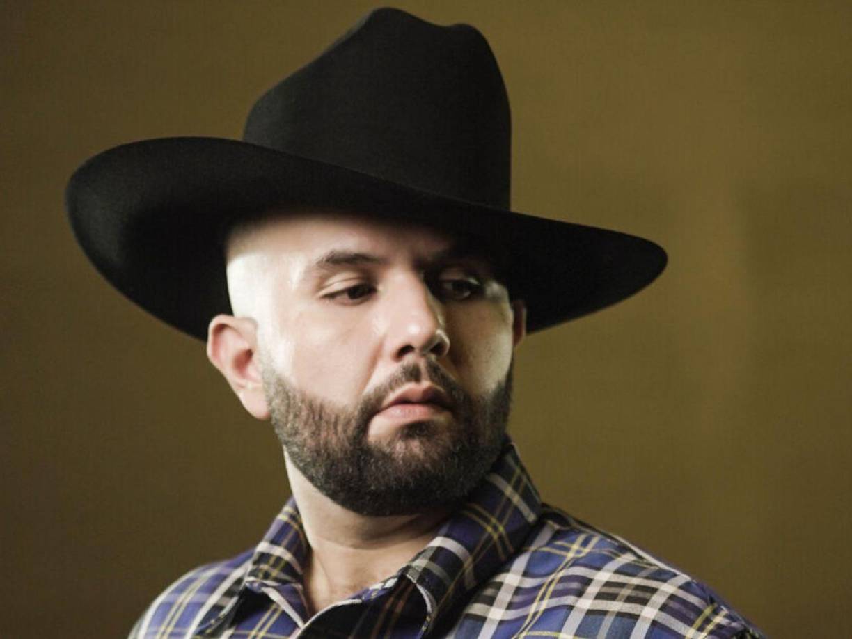 Para negar cualquier tipo de vínculo amoroso con el compositor, Carín recurrió al sarcasmo, señalando que su identidad sexual podía transformarse, instantáneamente, conforme a lo que se inventase de su vida.