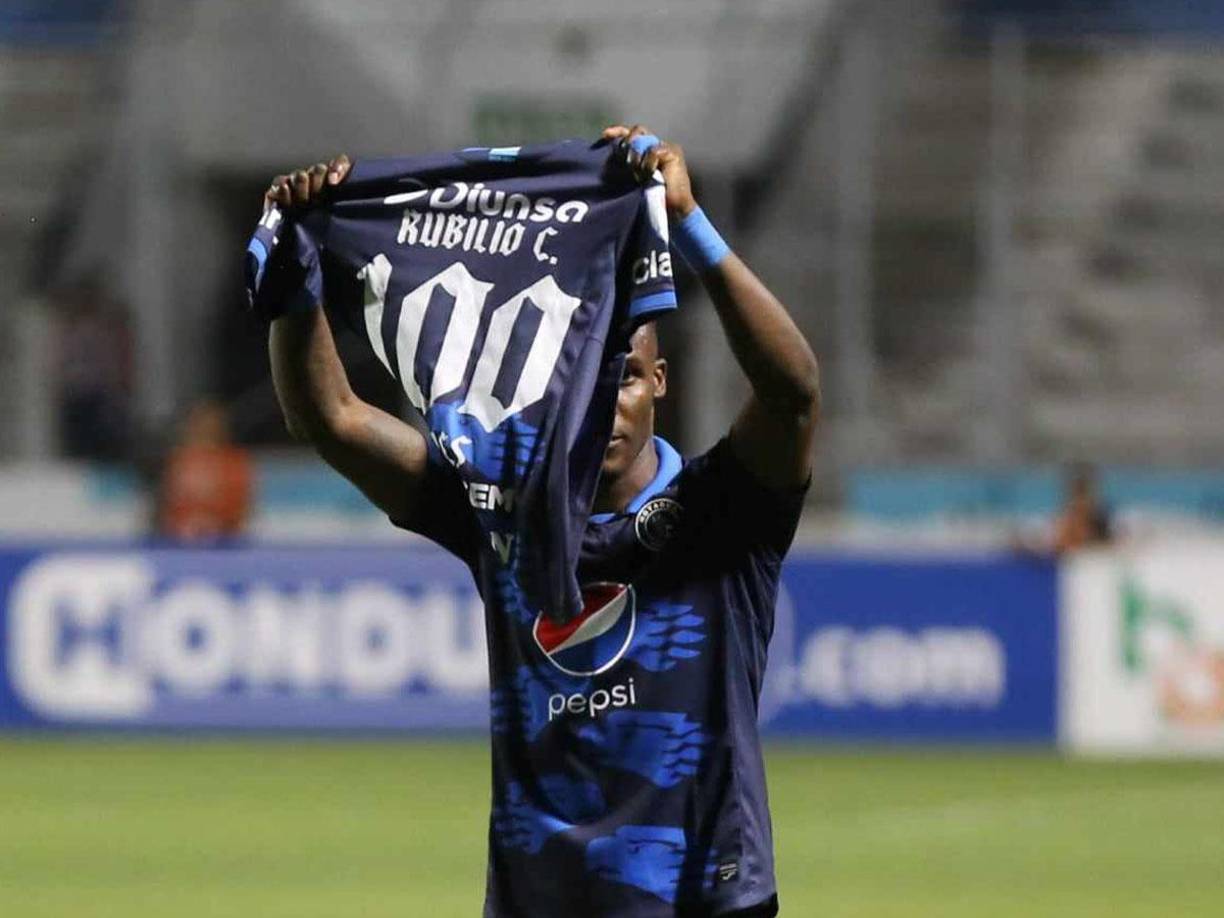 Rubilio Castillo llegó a los 100 goles con la camiseta del Motagua en la Liga Nacional de Honduras y lo fstejó con una camisa especial. 
