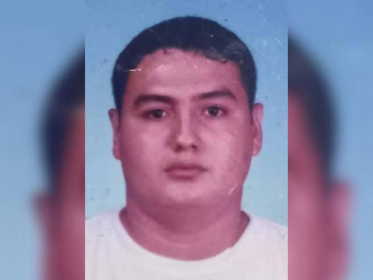 El cuerpo de el ingeniero Edwar Reyes Rodríguez, de 45 años de edad fue sepultado este día en el cementerio de Santa Bárbara.